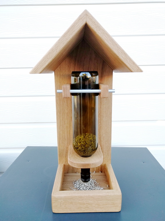 Vogelfutterhaus aus Eiche mit Flasche